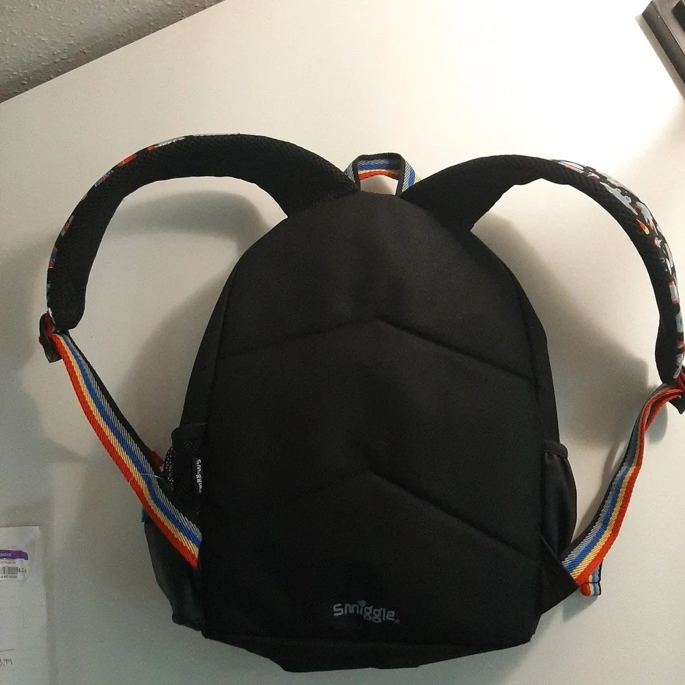Smiggle backpack features